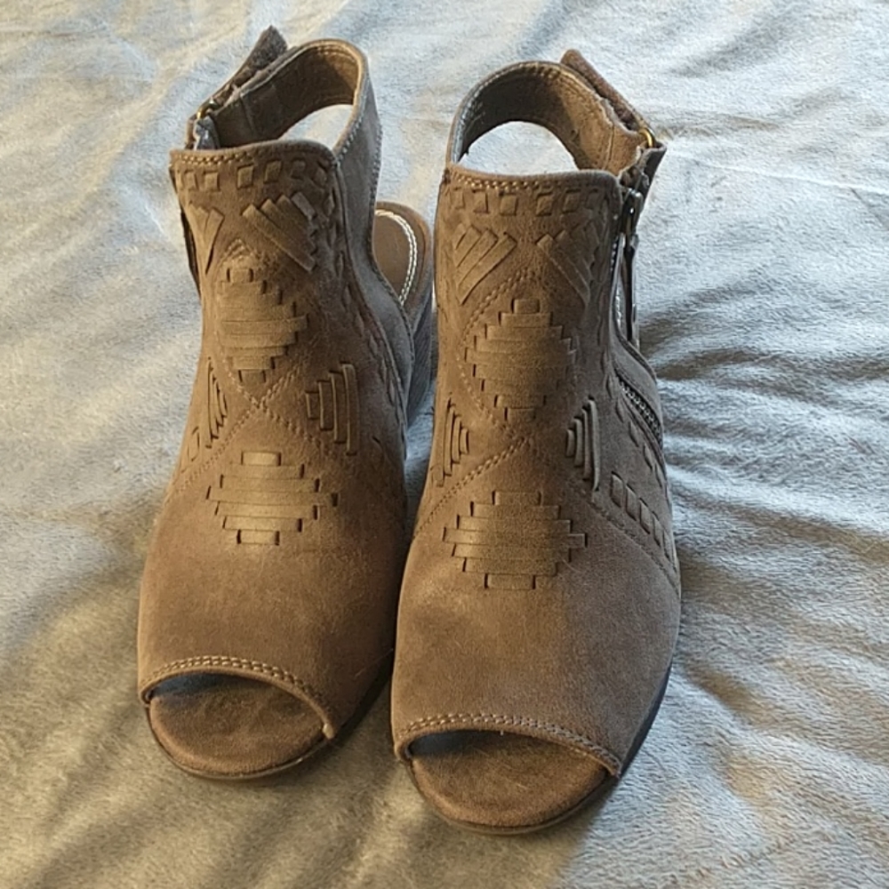 BareTraps Taupe/ neutral size 6